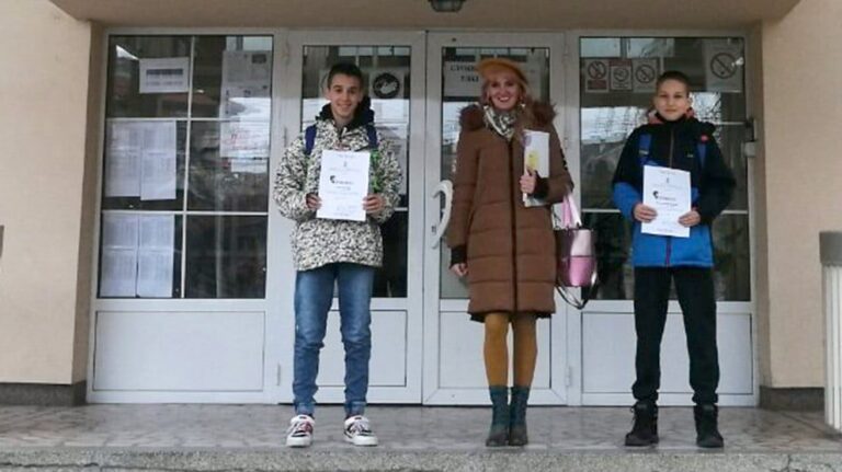 Nagradjeni-ucenici-sa-nastavnicom